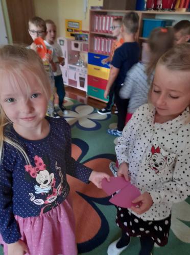 307033752-460588956013573-1559